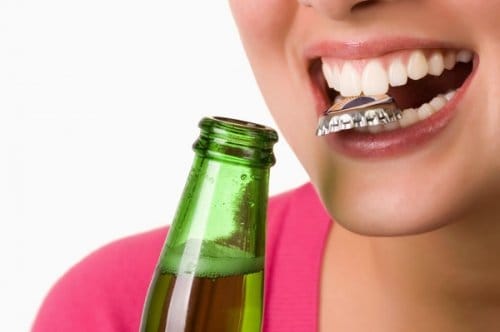 Sử dụng răng để cắn những vật cứng cũng gây ảnh hưởng đến răng Sử dụng răng để cắn những vật cứng cũng gây ảnh hưởng đến răng