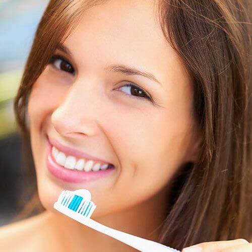 Vệ sinh răng miệng không đúng cách sẽ dẫn đến các tổn thương về răng lợi Vệ sinh răng miệng không đúng cách sẽ dẫn đến các tổn thương về răng lợi